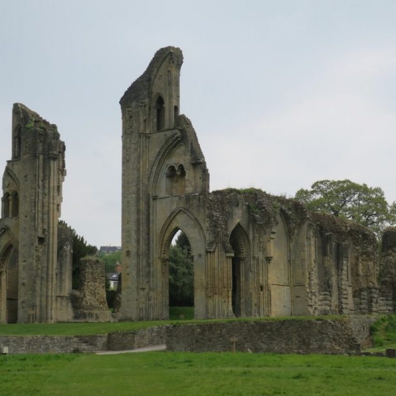 glastonbury-abbey-800x600
